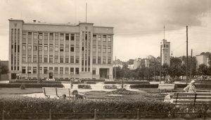 View to the Land Bank from Vienyb4s Square. 1940. The  building completed in 1935. (Original photo is in the Vytautas Magnus War Museum).